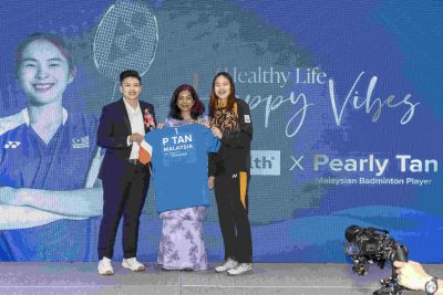 DATO’ SRI SURIANI ATTESTS TO THE APPOINTMENT OF NATIONAL BADMINTON PLAYER PEARLY TAN AS VITAHEALTH’S FIRST BRAND AMBASSADOR IN 76 YEARS
